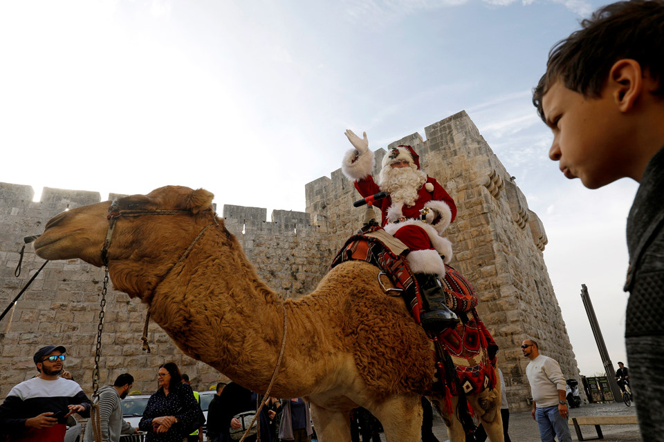 Ông già Noel khuấy động chảo lửa Jerusalem trước Giáng sinh